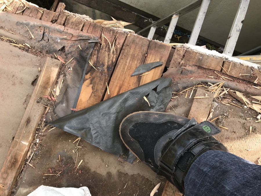 防水シートの下には水が回っています。