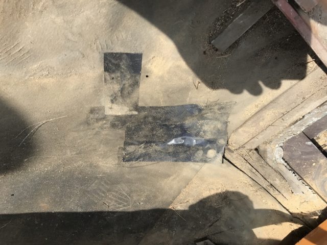 防水シートの破れは、防水テープで塞ぎました！