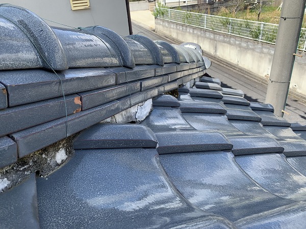 棟のゆがみ、棟が少し崩れ面戸の漆喰が押し出されています