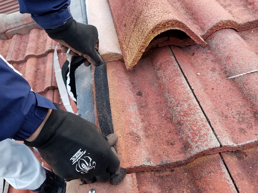 ケラバの吹き込みを防ぐ、防水シーラーを入れます。