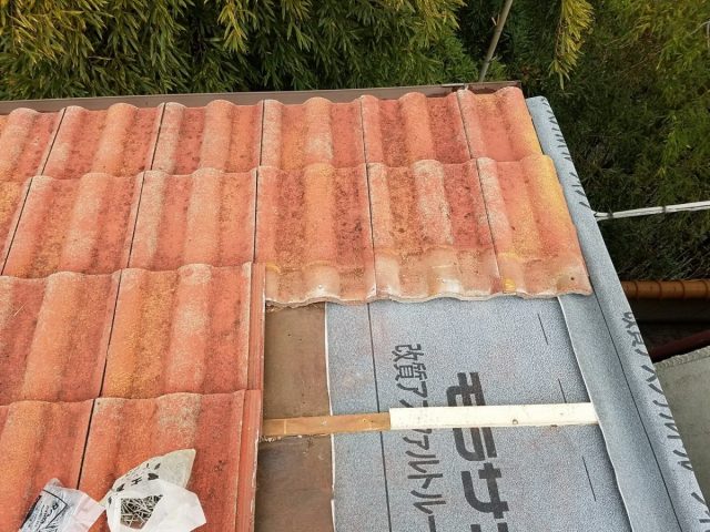 モニエル瓦を復旧していきます。