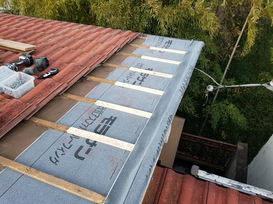 防水シート、桟木を敷き直し、瓦を復旧する準備を行います。