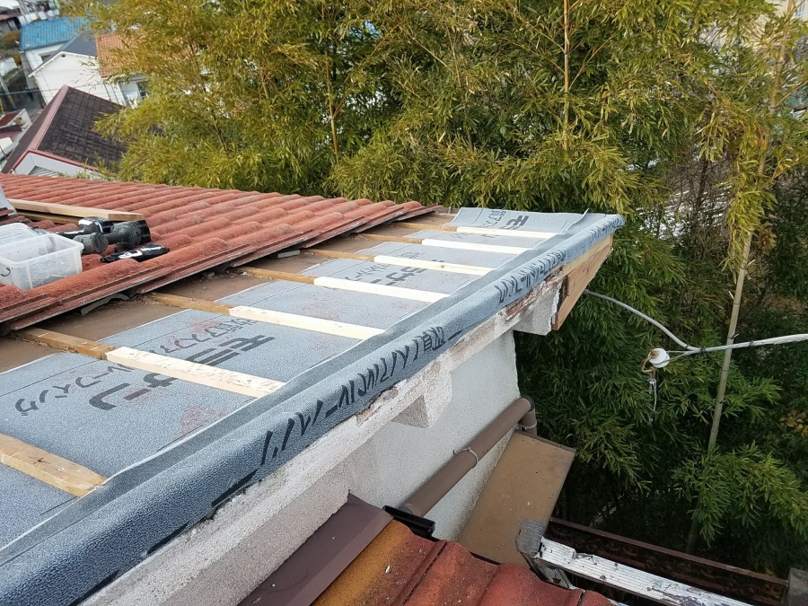 ケラバは、ルーフィングで覆い、雨水の浸入を極力防ぎます。