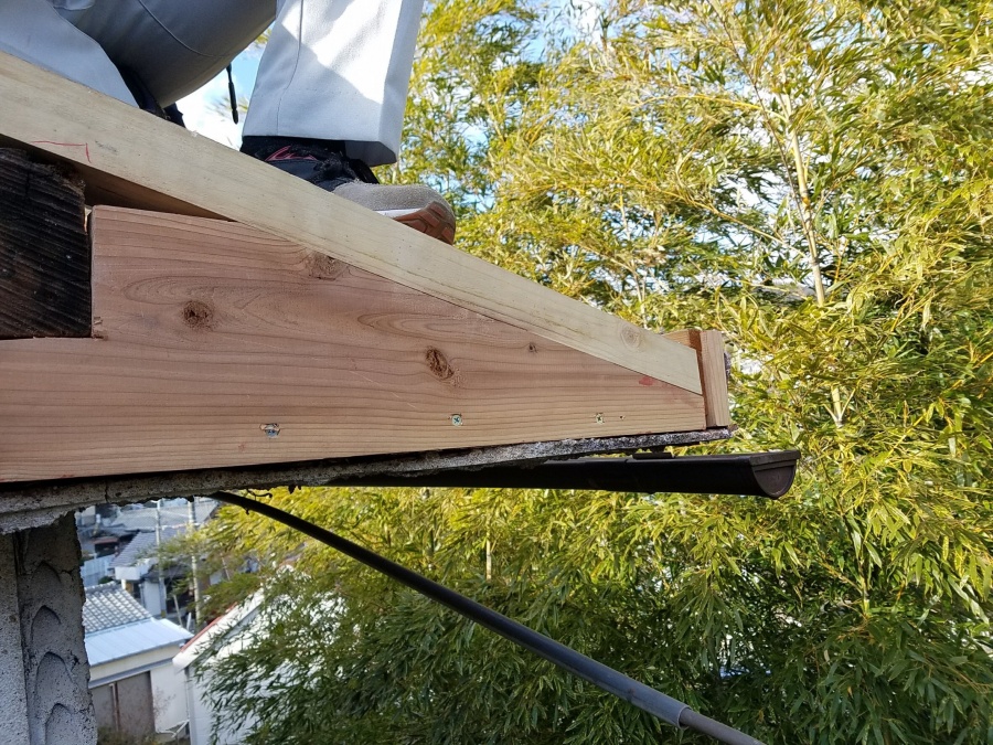 破風下地を作ります。電線の引き込みのアンカーを縁直すため、しっかりとした下地を組み直します。