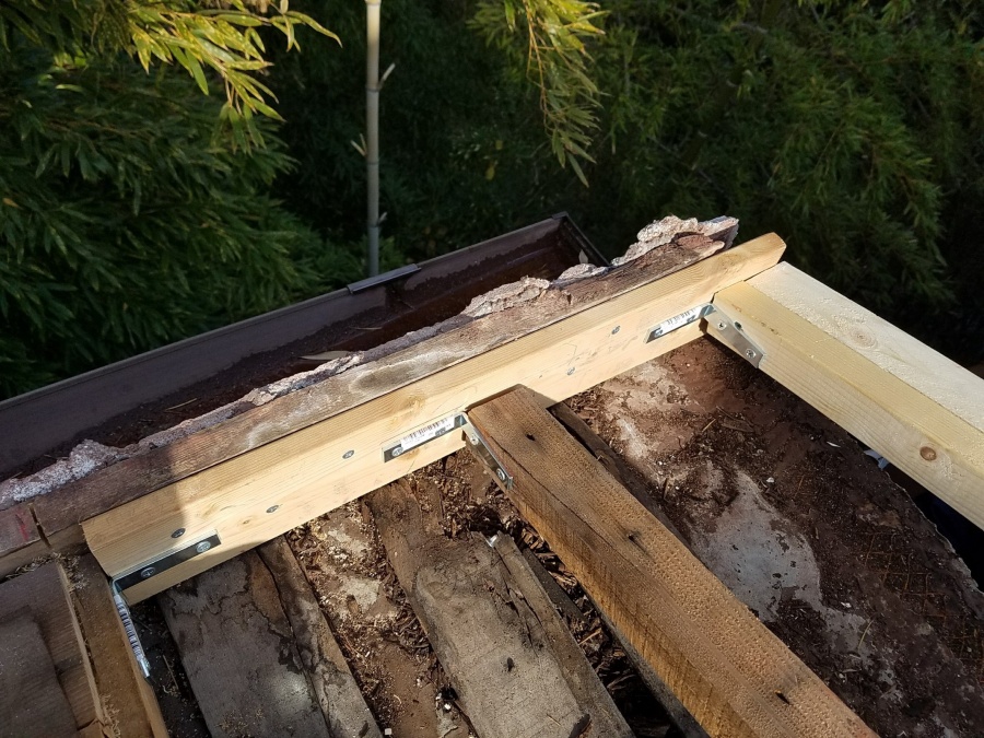 軒先も木を入れ軒樋の固定場所を作ります。