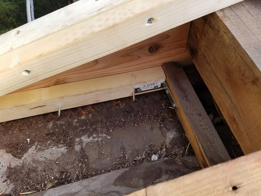 下地補腐食していない木と連結致します。