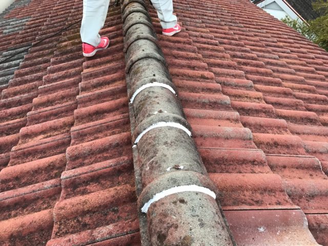 解体していた棟も積み直し、隙間をコーキングで埋めます。