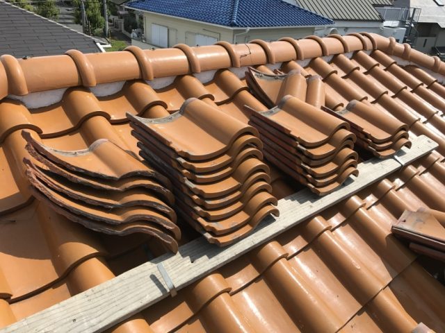 捲った瓦は屋根上に仮置きします！