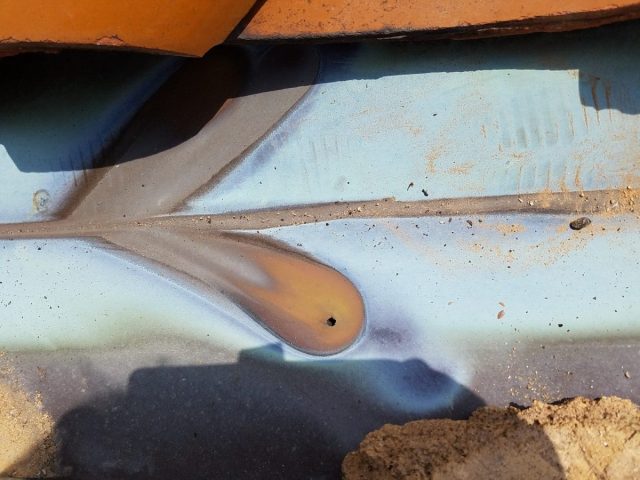 谷板金の穴が開いています！