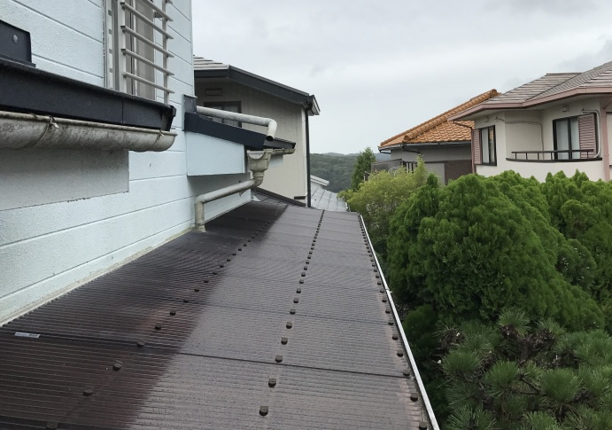 雨漏りするテラスの波板屋根