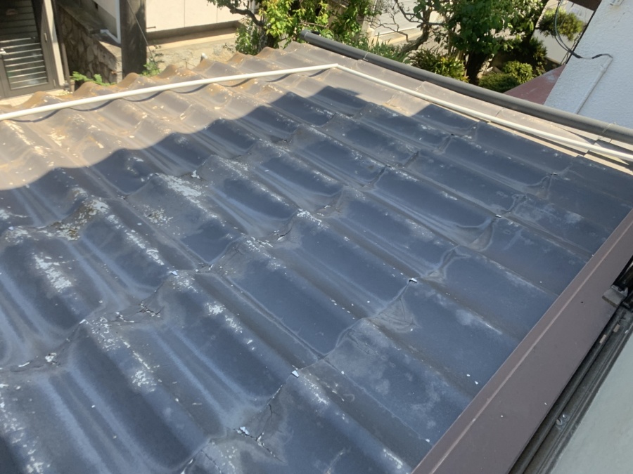 かわらU屋根の葺き替えを着工致しました。屋根現状