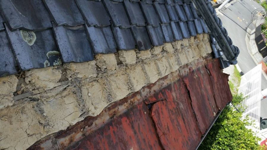 庇の板金と瓦が取り合っている部分の瓦を2枚づつ捲ります。