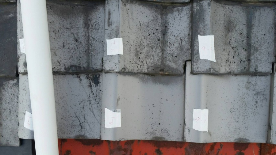 一枚一枚に番号がふられた瓦