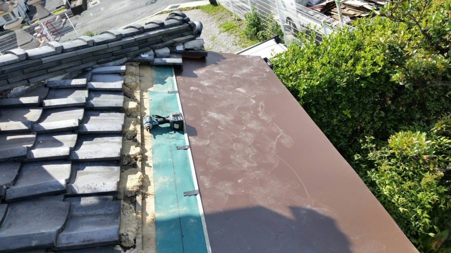 野地板を新設しその上に防水シート、板金材を新設します。