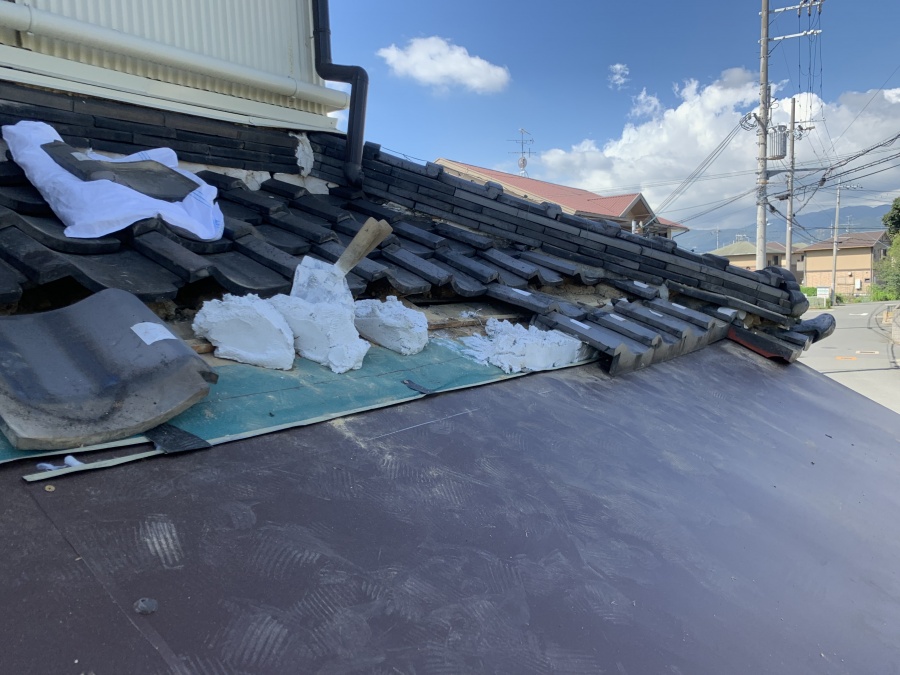 取り合い部分の瓦の葺き直しを行います。