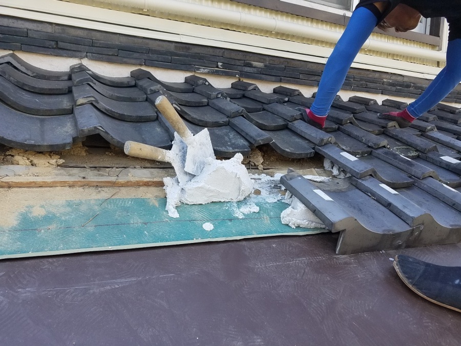 白い土材を置き、その上に瓦を一枚一枚復旧していきます。