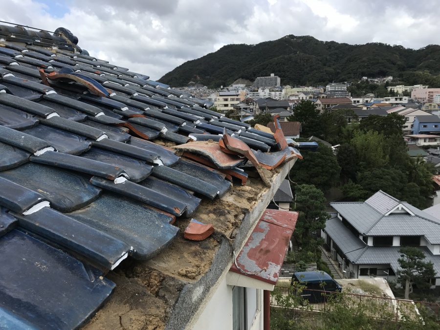 台風の被害により瓦が飛んでいます。