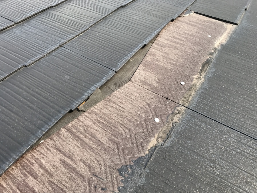 割れたスレート屋根