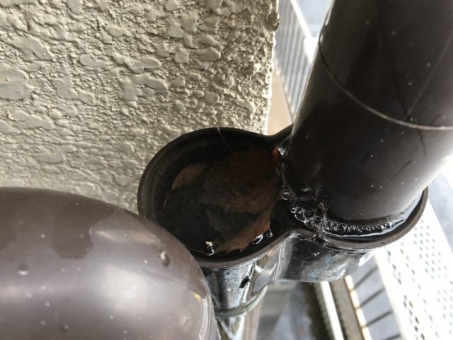 ジョイントを外し中を点検ゴミで詰まっていました。