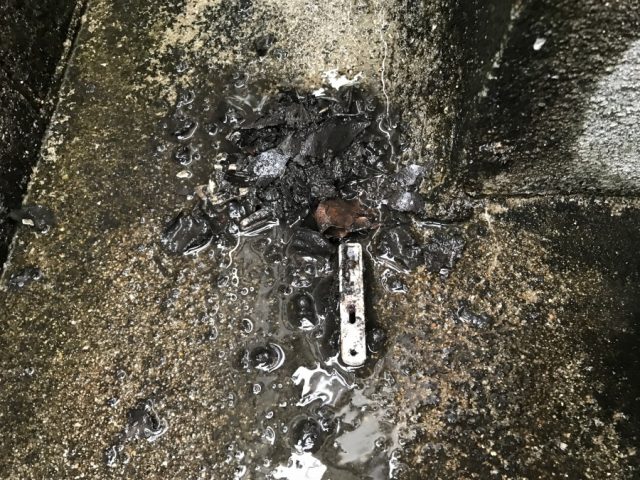 ベランダのドレンから落ちた洗濯ばさみが引っかかり、ゴミを詰まらせていたようです。