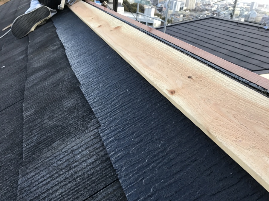 コロニアルを差替え新しい貫板をビス止めしていきます。