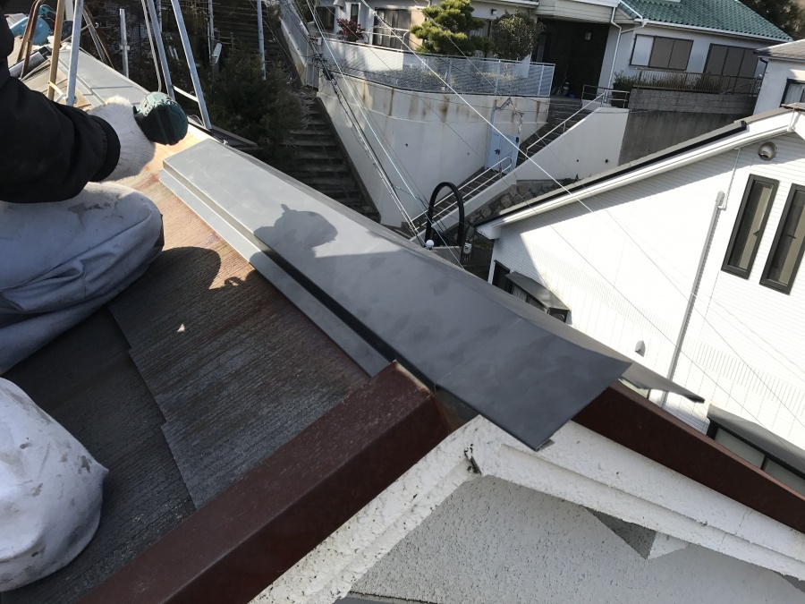 新しい棟板金を釘ではなくビスで復旧いたします。