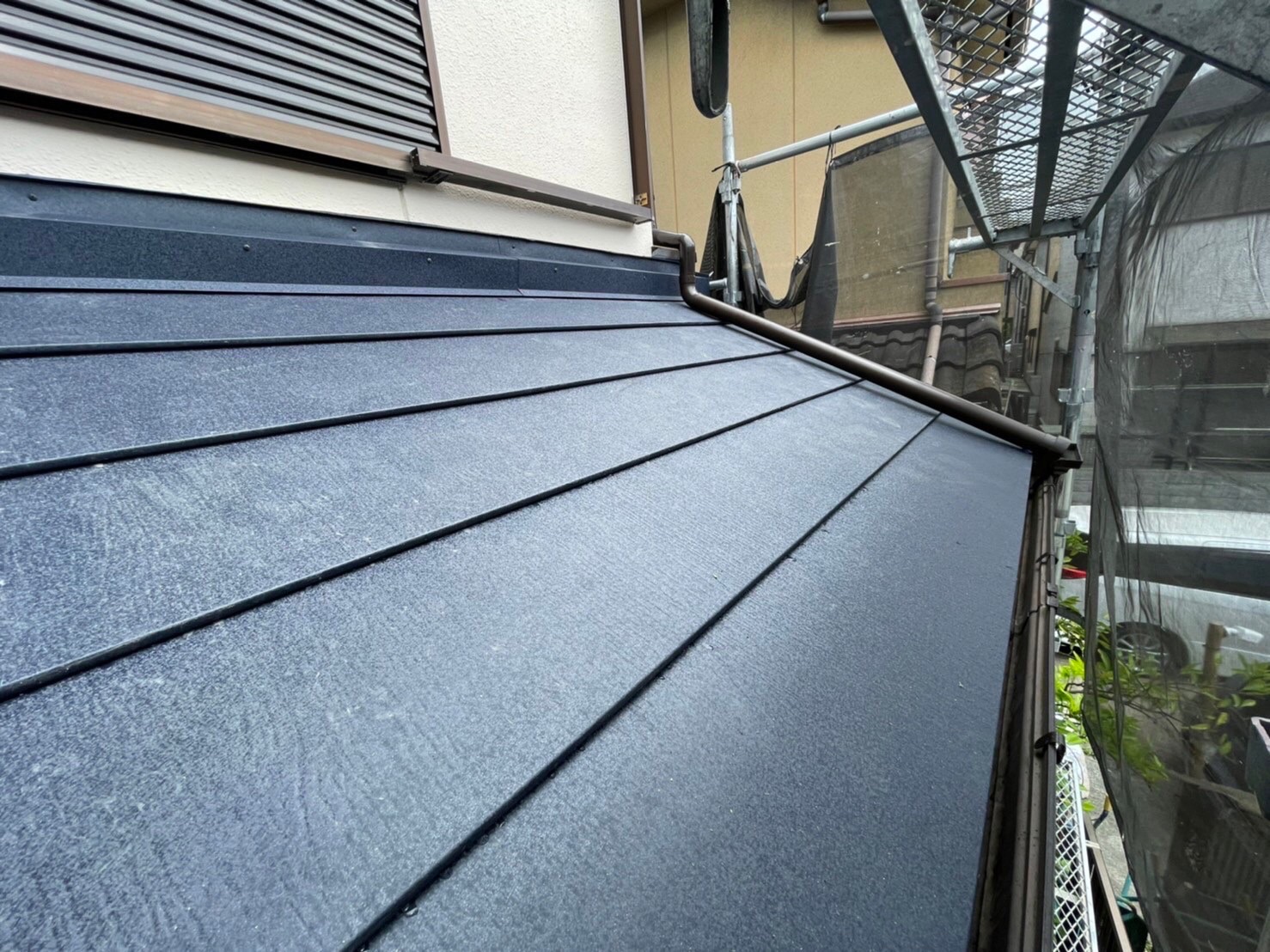 下屋根ガルテクト葺き完成