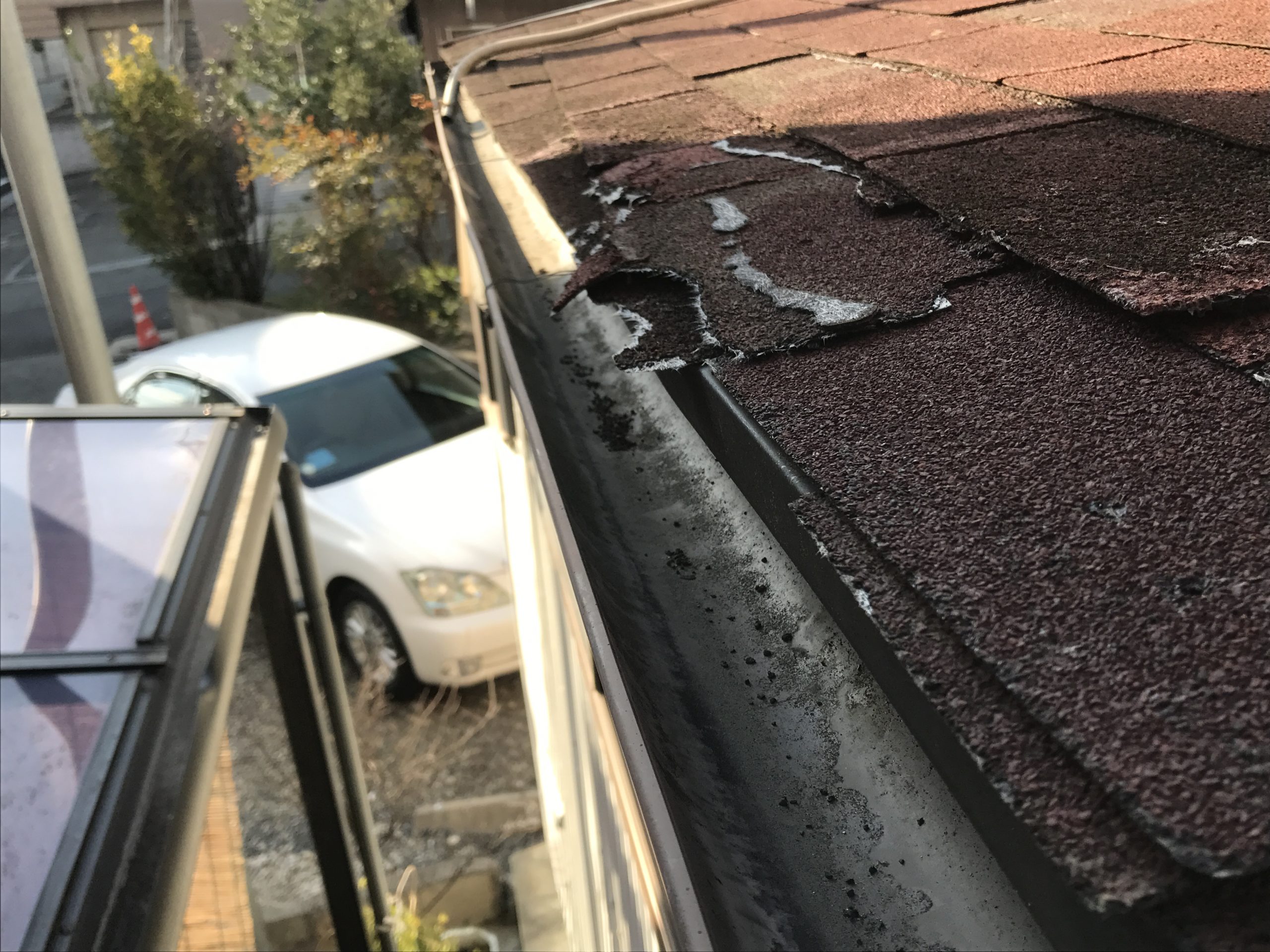 水が回り屋根材がボロボロになっています