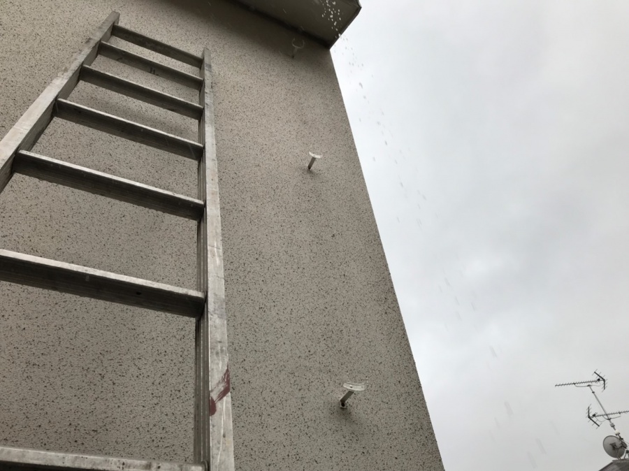 既存の竪樋を捲り、金物を新設いたします。