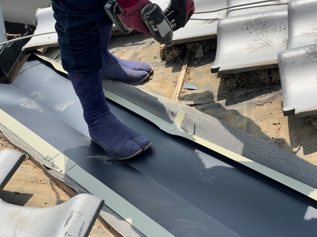 谷板金吊り子止