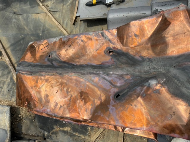 谷板金　穴あき