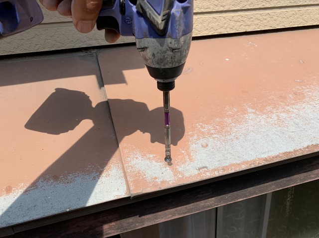 庇屋根板金ビス補強