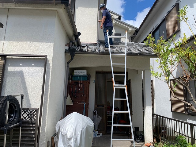屋根調査脚立で登る