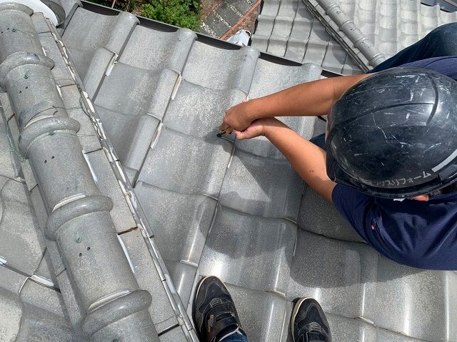 瓦の下地確認ラバーロック切断