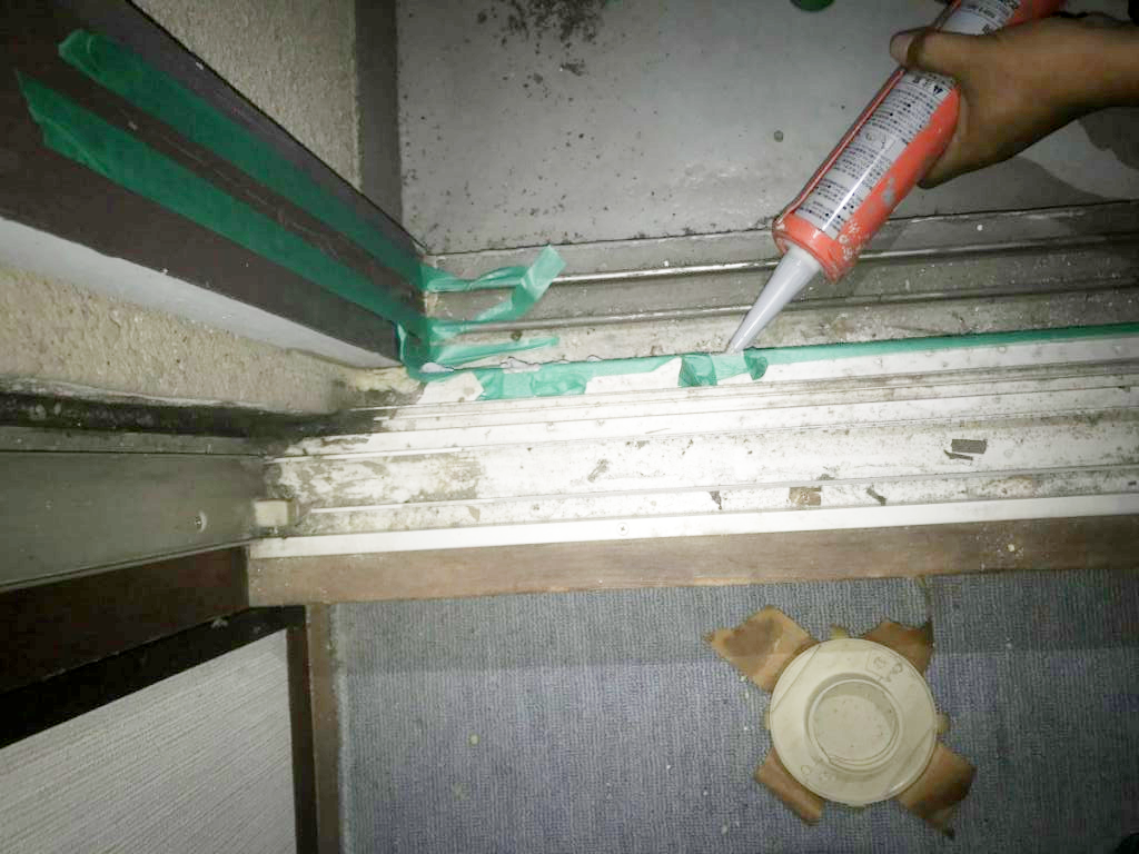 雨漏り点検時のサッシのシーリング