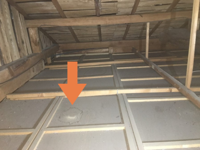 屋根裏の雨染み