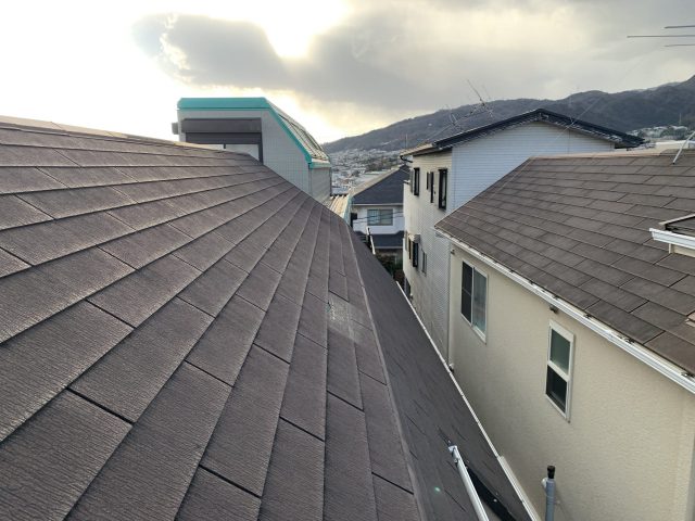 スレートが落下した屋根