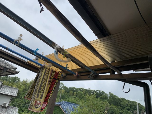 ベランダ波板屋根修理ビフォー