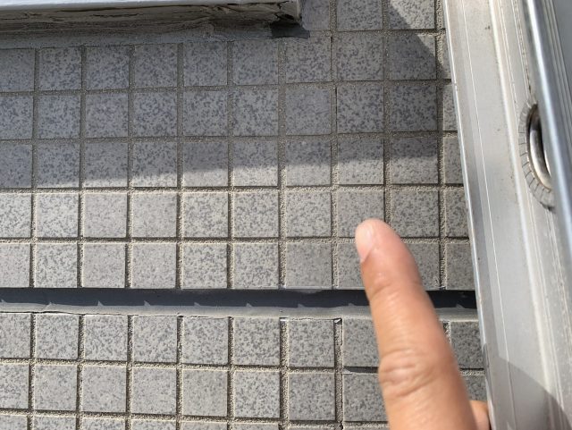 下窓枠と外壁の取り合い部分