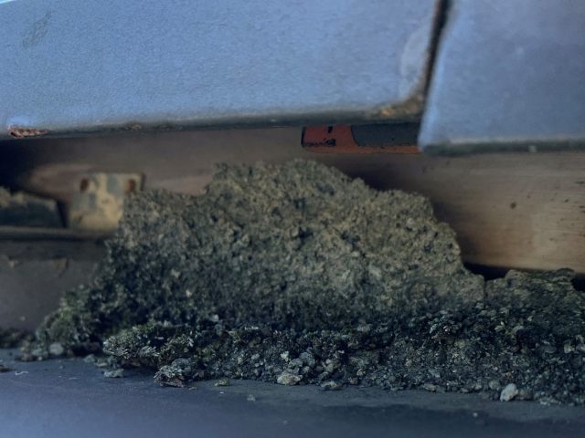 劣化してやせた漆喰