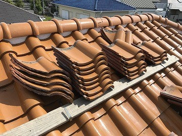 捲った瓦の仮置き