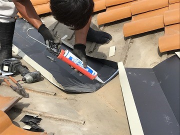 谷板金コーキング捨て打ち