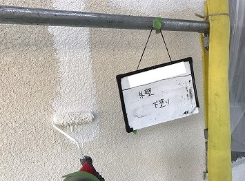 外壁の下塗り作業