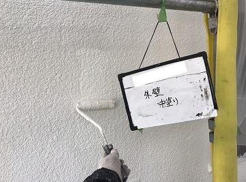外壁の中塗り