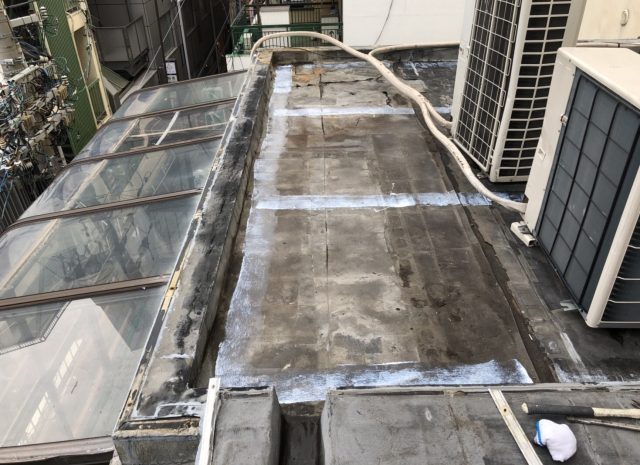 屋上に接着剤塗布