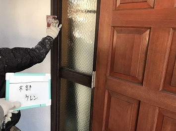 塗装前の木部ケレン作業
