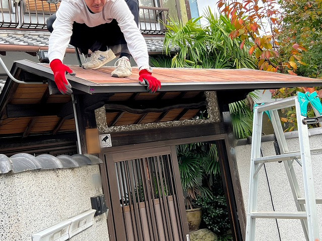 屋根カバー工法の作業中の様子