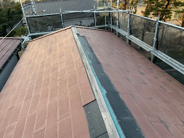 棟板金の剥がれた屋根