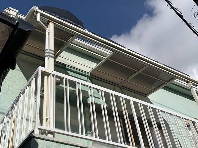 一部欠損した屋根材