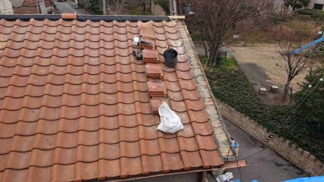 瓦を一旦剥がす作業